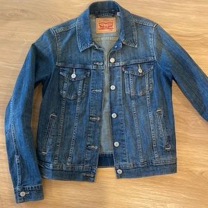 NWOT. Women’s Medium Levi Denim Jacket